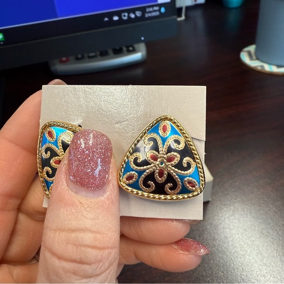 Avon mosaic  Goldtone, Blue and Black clip Earrings NIB vintage 1988 - Picture 3 of 6